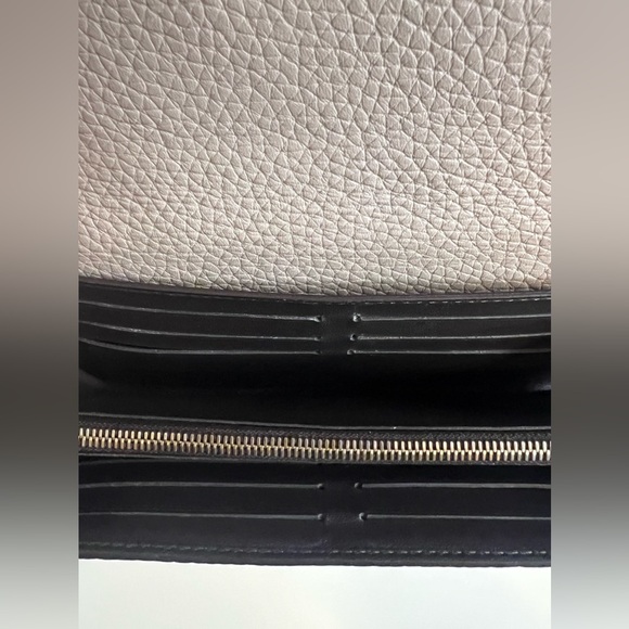 Louis Vuitton Capucines Wallet - Picture 9 of 10